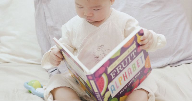 baby reading english book